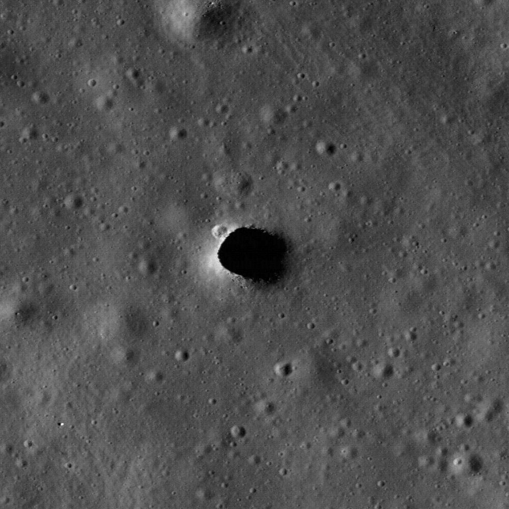 Dette hullet i det såkalte Marius Hills på Månen er stort nok til å romme Det hvite hus. Foto: NASA/LROC/ASU