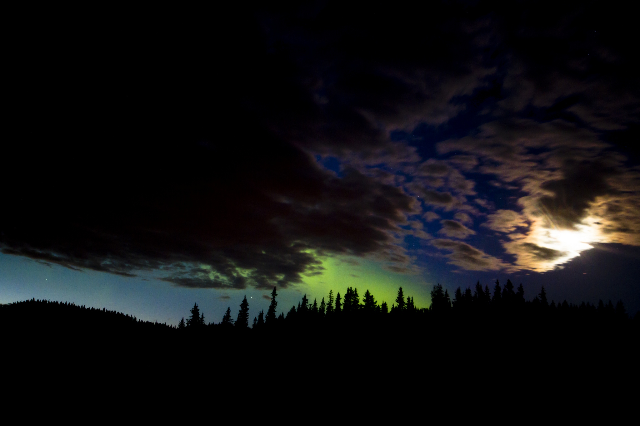 Dte begynte med en grønn glød rundt skyene mens disse lettet. Foto: Trym Norman Sannes