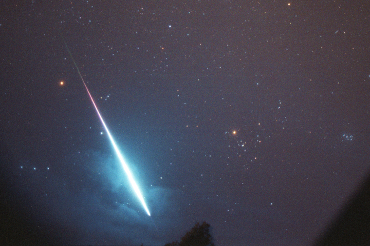Denne uvanlig kraftige meteoren ble fotografert fra Norge i 1999. De fleste Perseide-meteorene er mye svakere, men hvert år opptrer enkelte virkelig oppsiktsvekkende stjerneskudd. Foto: Arne Danielsen