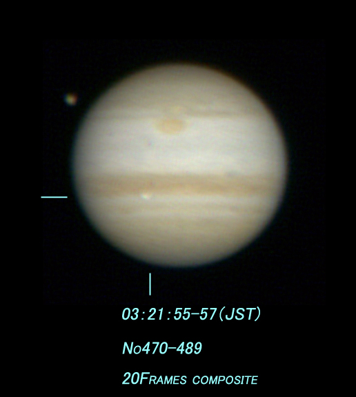 Nedslag på Jupiter (lys flekk som strekene peker på). Foto: Msayuki Tachikawa
