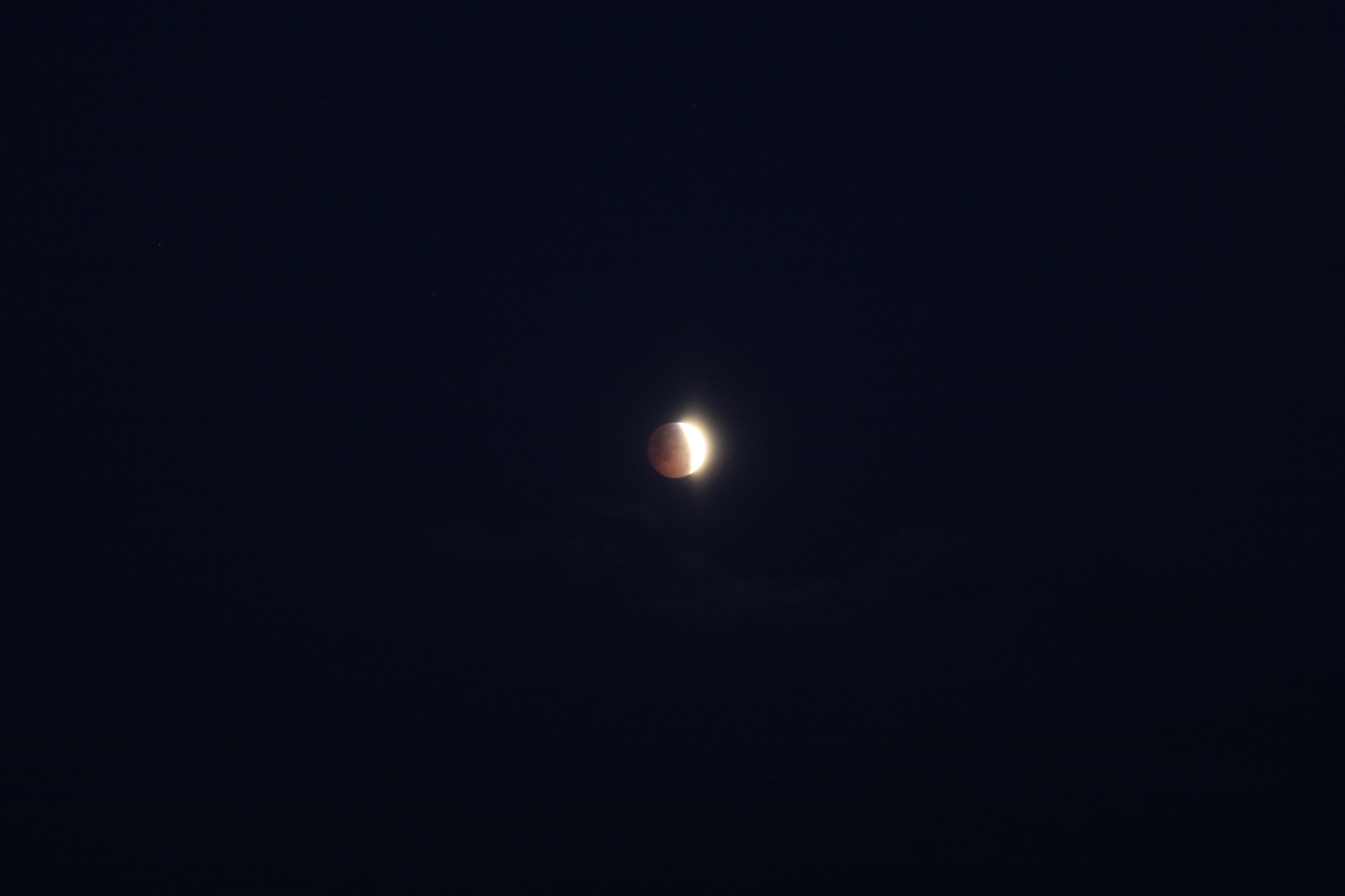 Delvis fase av måneformørkelsen 21. desember 2010. Foto: Stian Espe