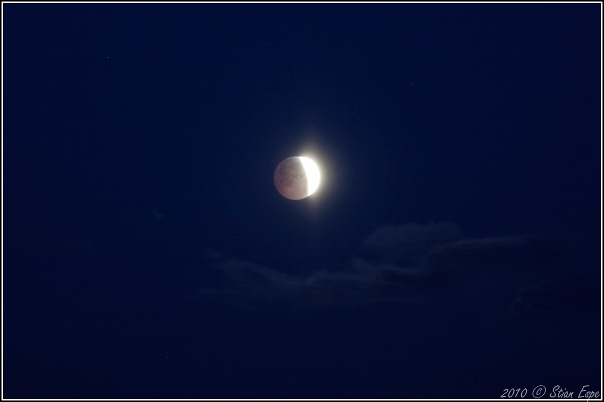 Delvis fase av måneformørkelsen 21. desember 2010. Foto: Stian Espe