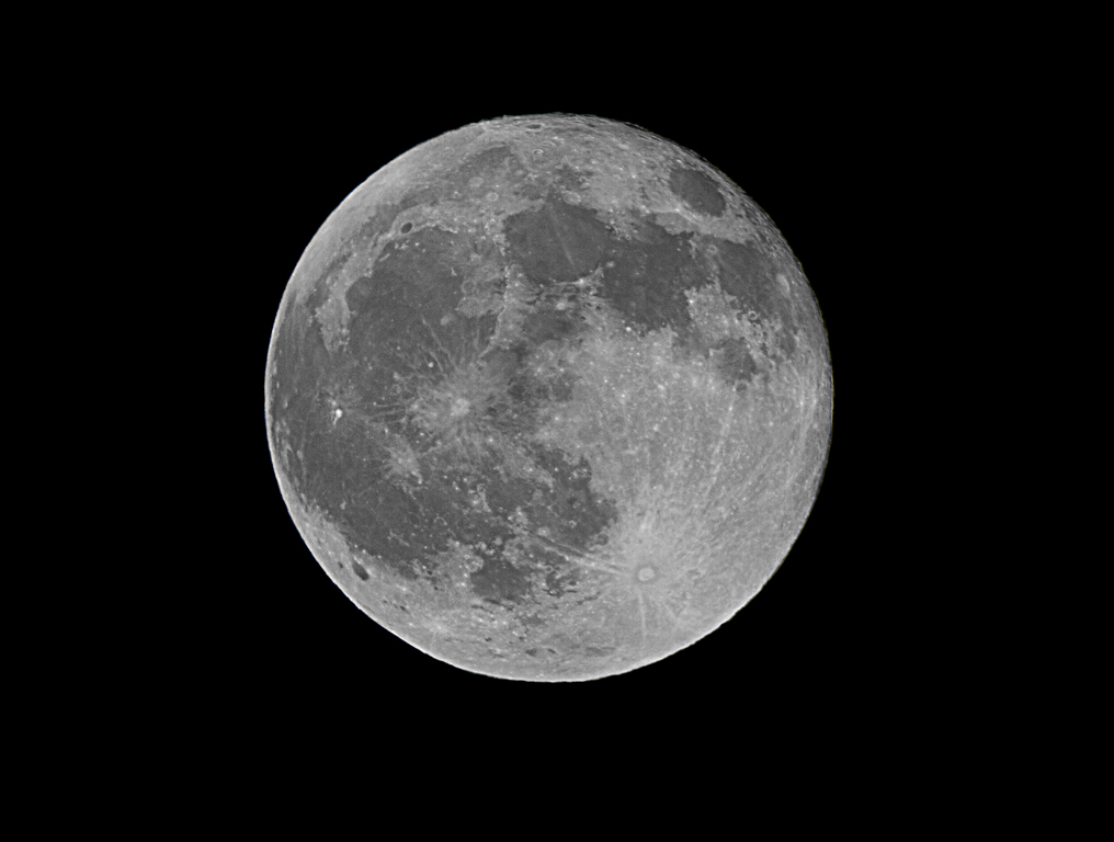 Fullmåner virker spesielt store når avstanden til Månen er mindre enn vanlig. Når fullmånen står lavt over horisonten lures vi til å tro at fullmånen er enda mer imponerende. Foto: Trym Norman Sannes