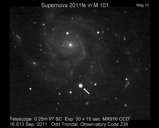 Supernova 2011fe i galaksen M101 fotografert av Odd Trondal i Oslo 16. september. Pilen peker på supernovaen. Vi ser også den flotte spiralgalaksen M101. Foto: Odd Trondal