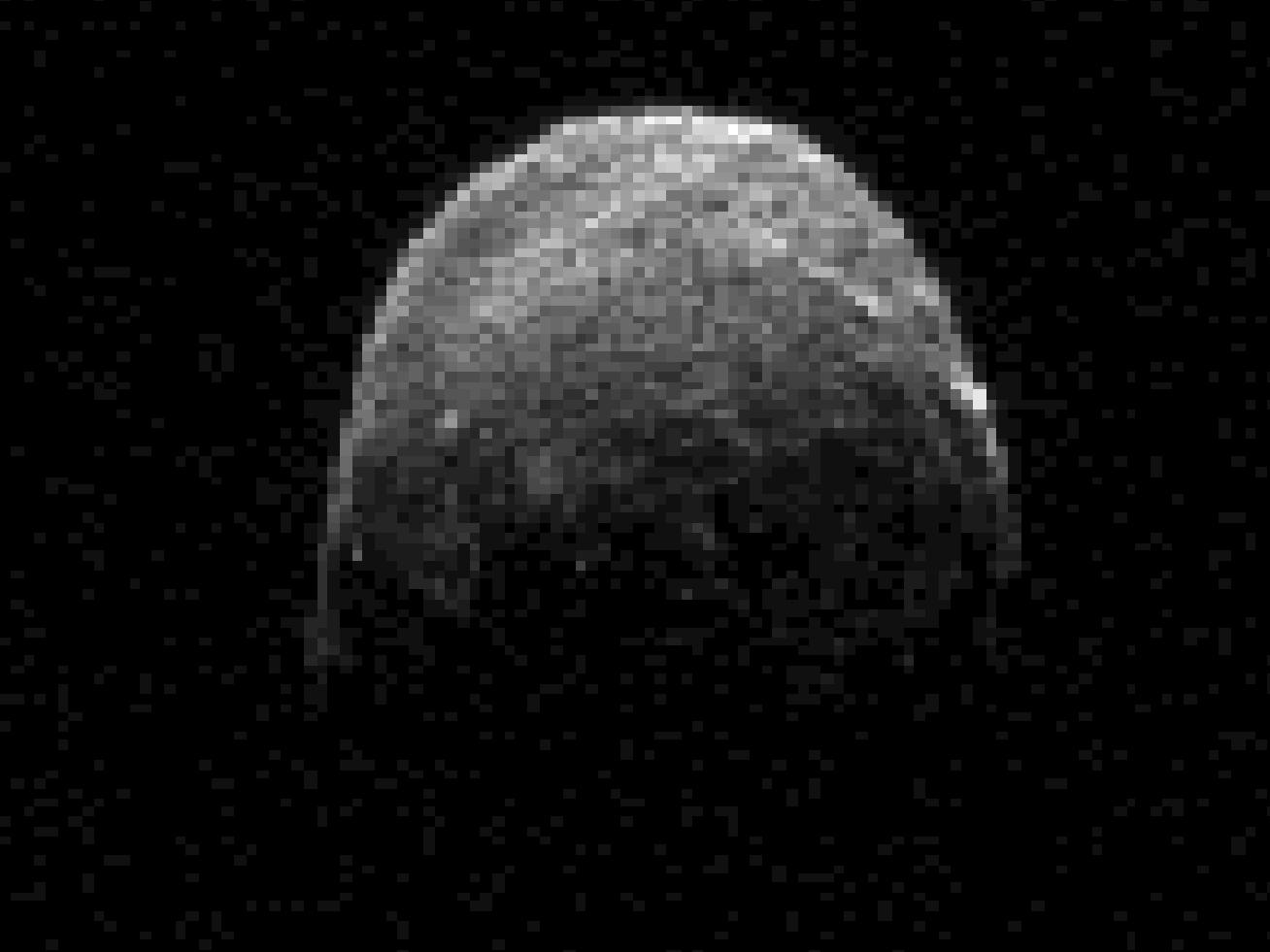 Nytt bilde: Radarbilde av 2005 YU55 tatt 07.11 kl. 20.45 norsk tid mens asteroiden var 3,6 måneavstander, 1,38 millioner kilometer, fra Jorden. Asteroiden er ganske rund, men vi ser minst ett stort krater (oppe til venstre) og en stor åsrygg (oppe til høyre). Foto: NASA/JPL-Caltech
