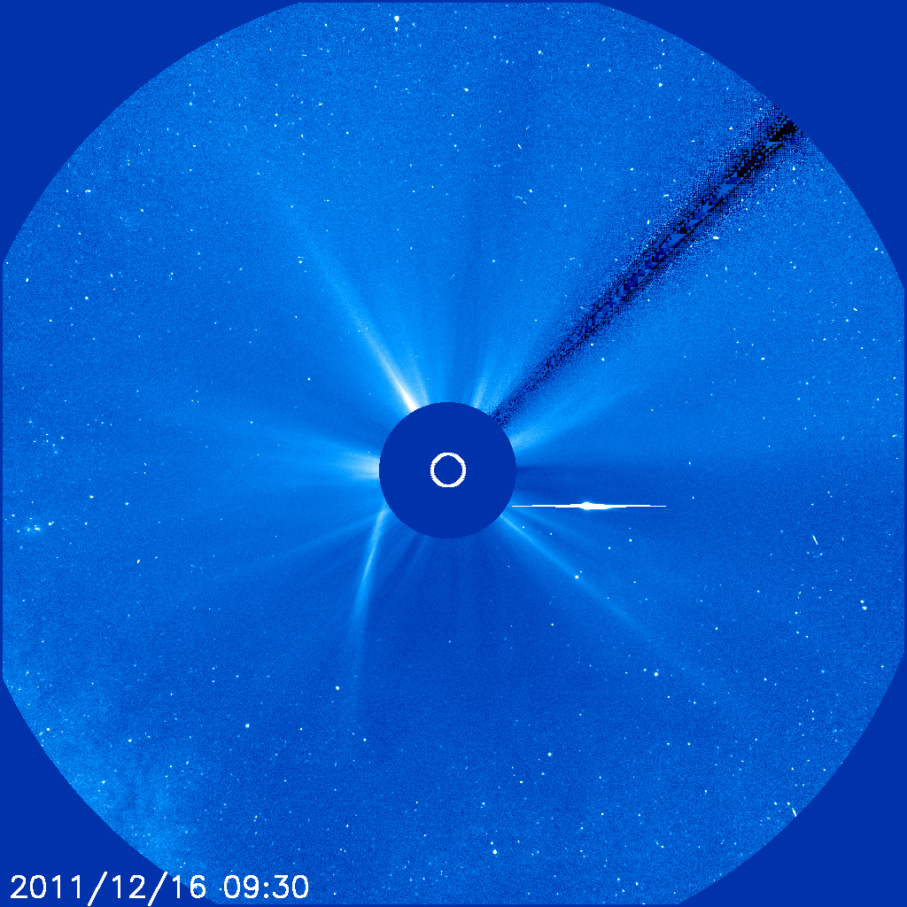 Kometen har passert. Den blender kameraet (derfor streker) til høyre for Solen. Ned til venstre for Solen ser vi restene av halen som oppstod da kometen nærmet seg Solen.  Foto: SOHO/ESA/NASA