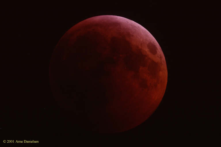 Totale måneformørkelser er ofte vakkert røde. Foto: Arne Danielsen