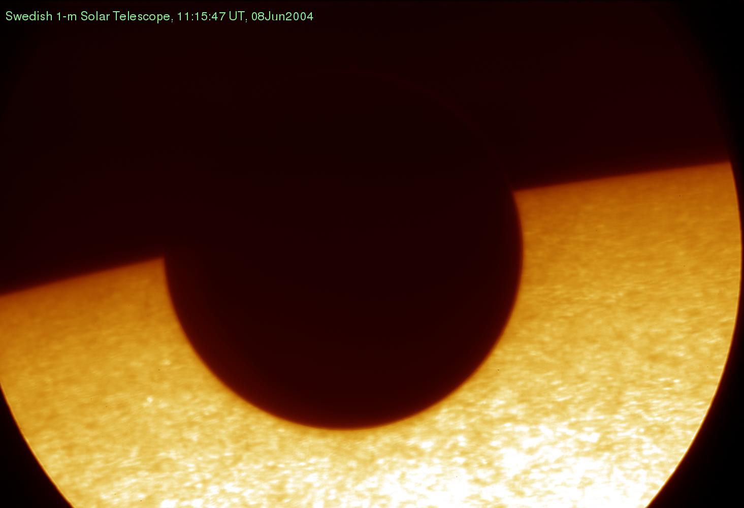 Venus på vei ut av solskiven. Legg merke til atmosfæreringen rundt planeten! Foto: SST / astronomi.no
