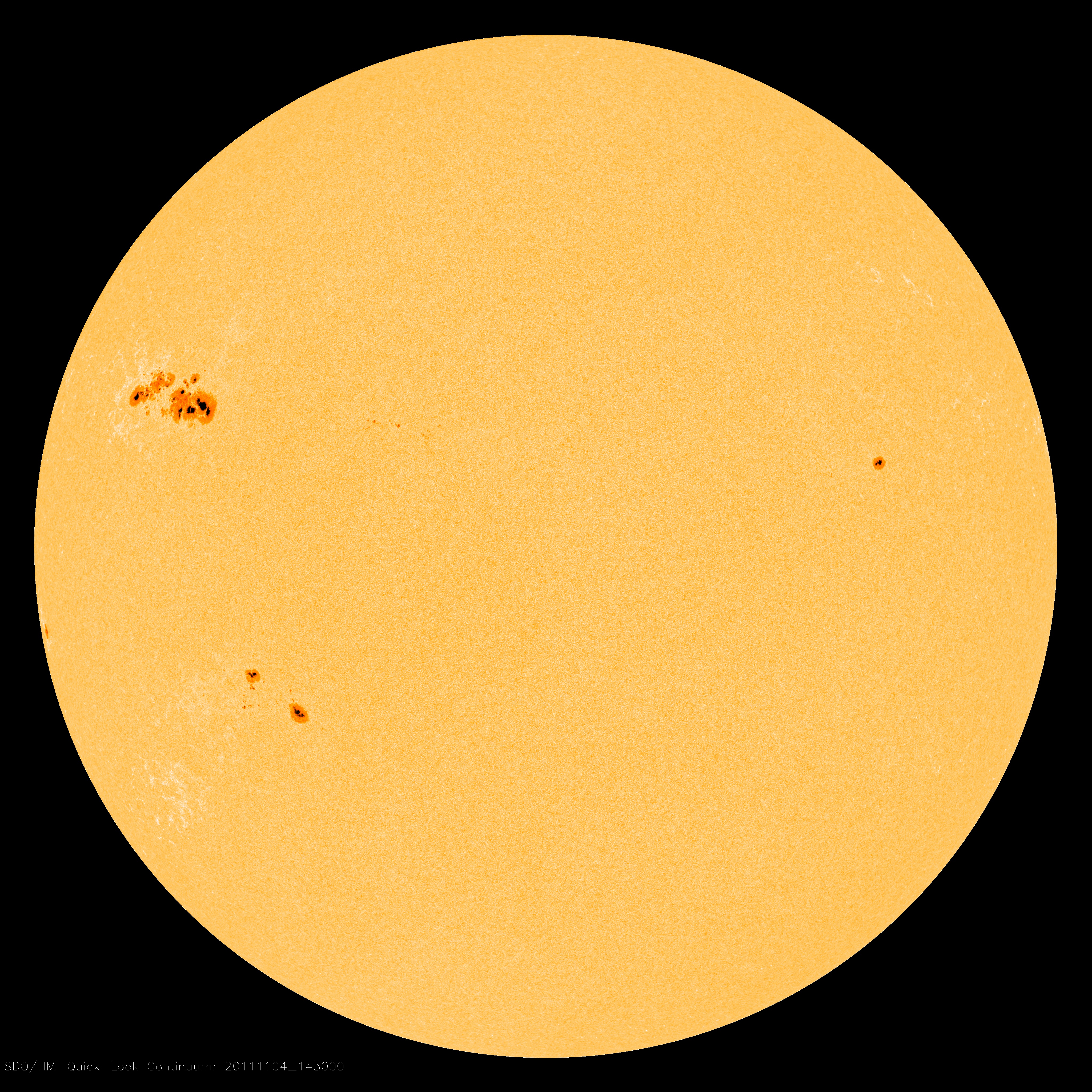 Den digre solflekken oppe til venstre på solskiven kan gi flere kraftige eksplosjoner i dagene som kommer. Foto: SDO/HMI/NASA