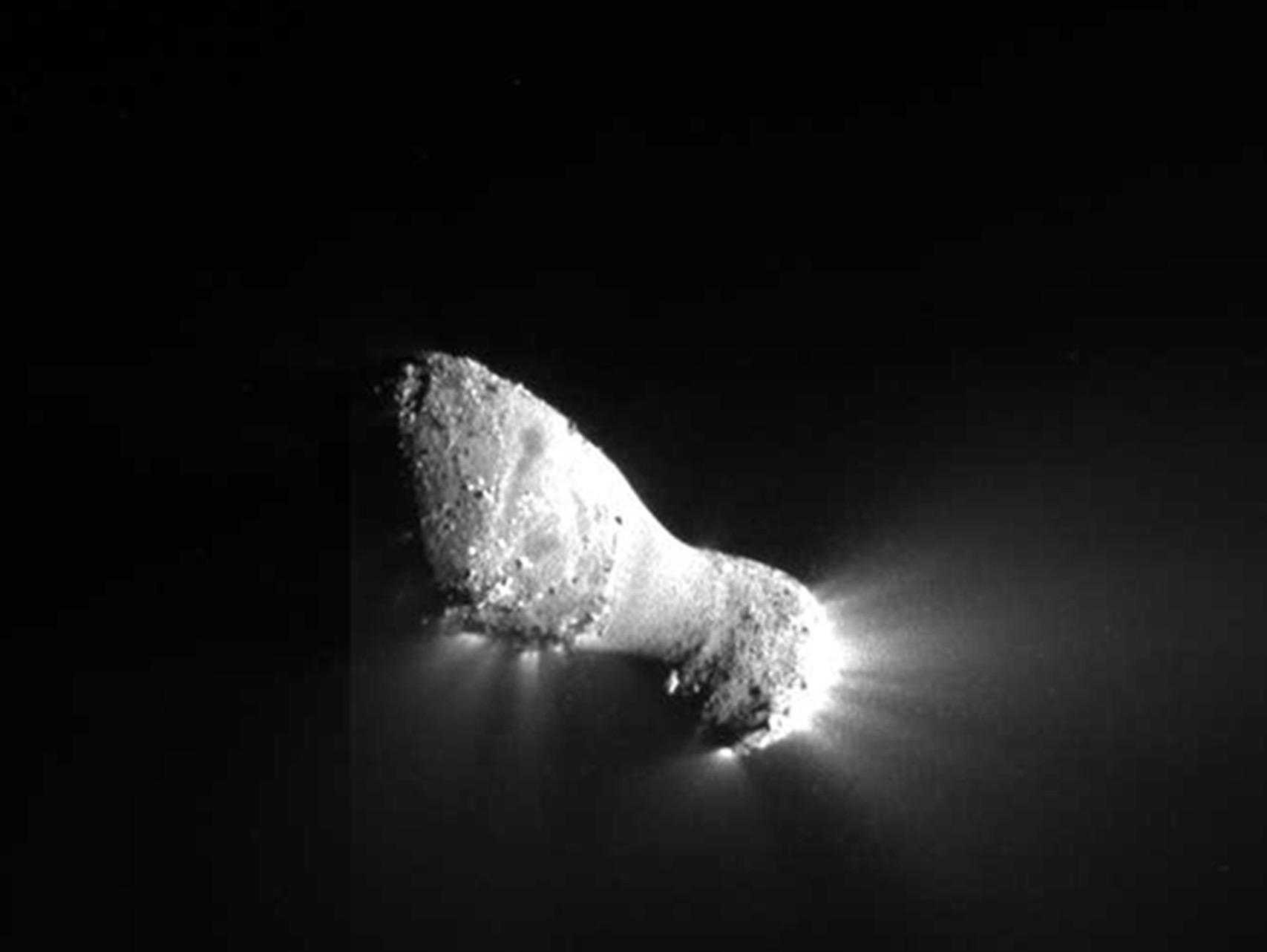 Kjernen til komet Hartley 2 fotografert av romsonden EPOXI som i november 2010 for forbi på nært hold. Fontener av materiale spruter ut i rommet fra kjernen.  Foto: NASA/JPL-Caltech/UMD