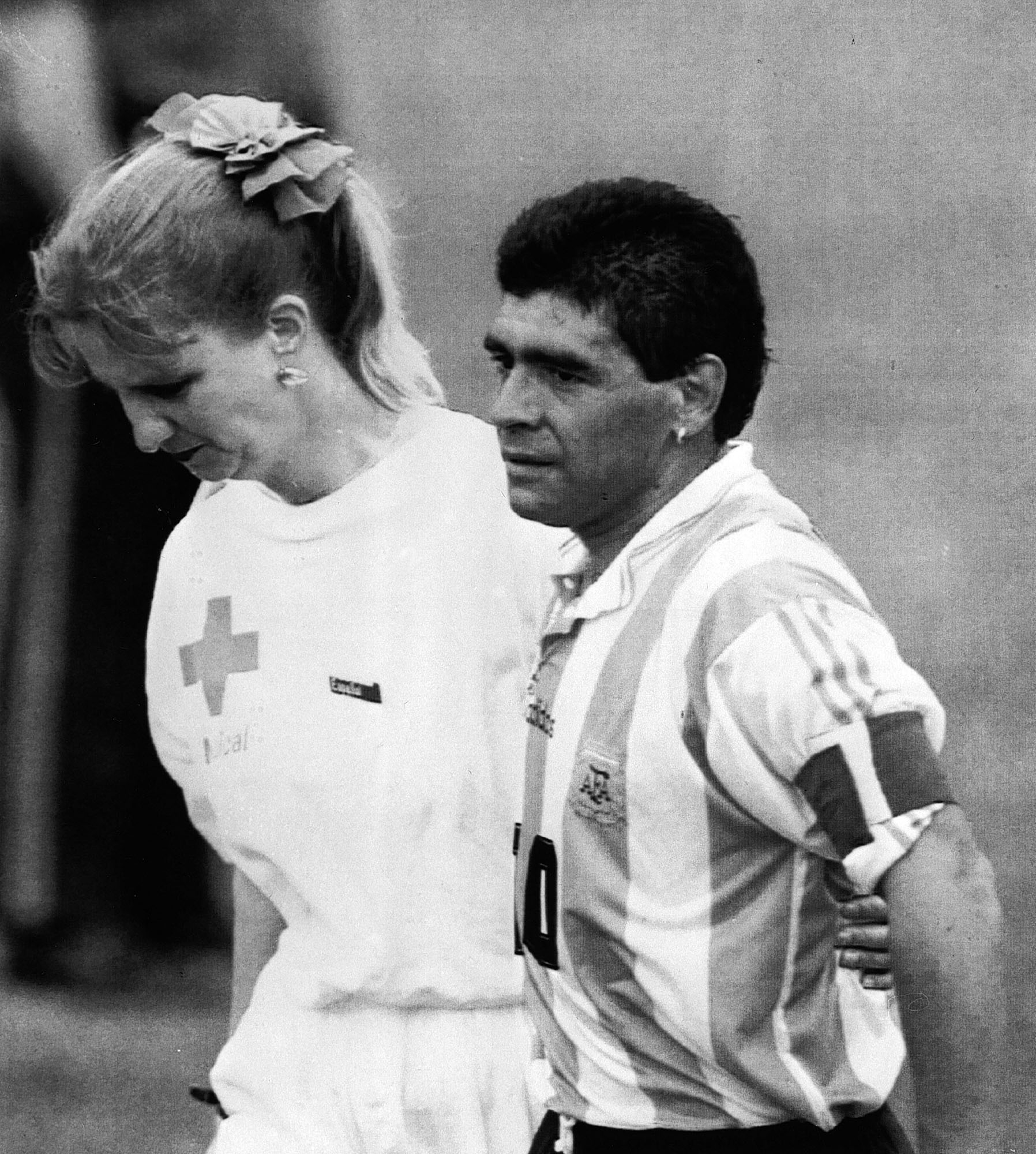 Maradona føres bort av banen for en dopingtest under VM i 1994. 