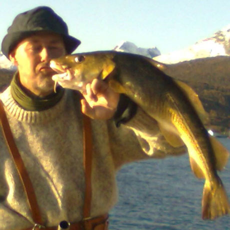Frode hilser til Steffen med bidlet av denne torsk på fem kilo han fisket i Lødingen nylig
