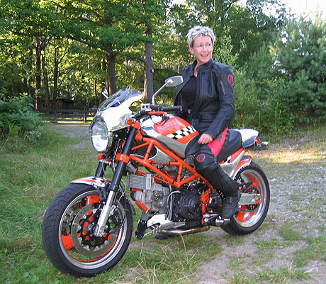 Grethe på sin Ducati Monster 900, som hun solgte før sommeren. Nå er hun på jakt etter et nytt "monster"!