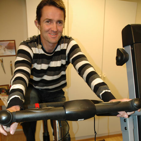 Tare får utløp for litt treningstrang på spinningsykkelen