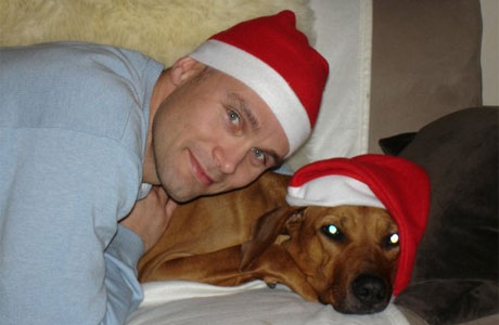Per Christian og hunden Amina i julestemning