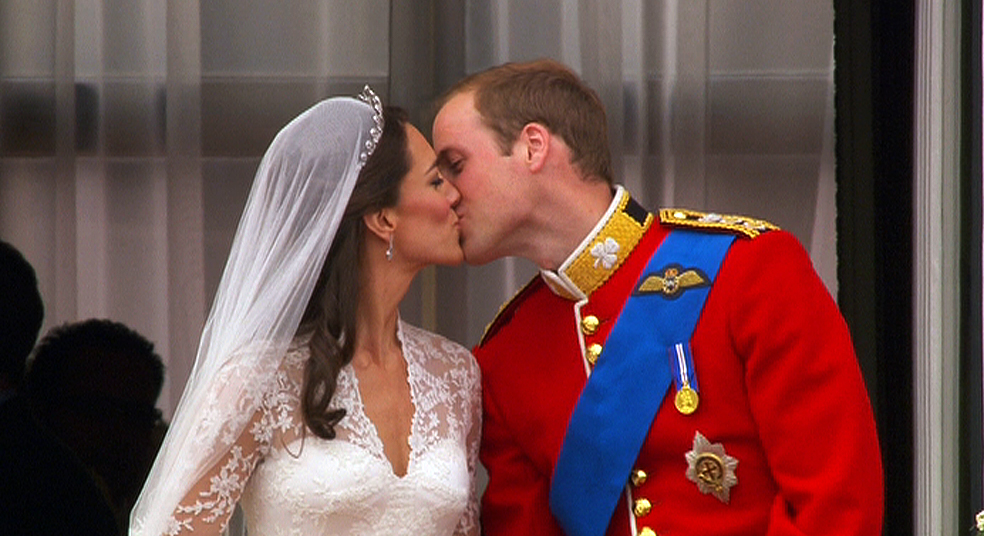 Kate og William kysser etter bryllupet