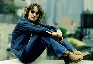 John Lennon på takterrassen. © Bob Gruen, www.bobgruen.com