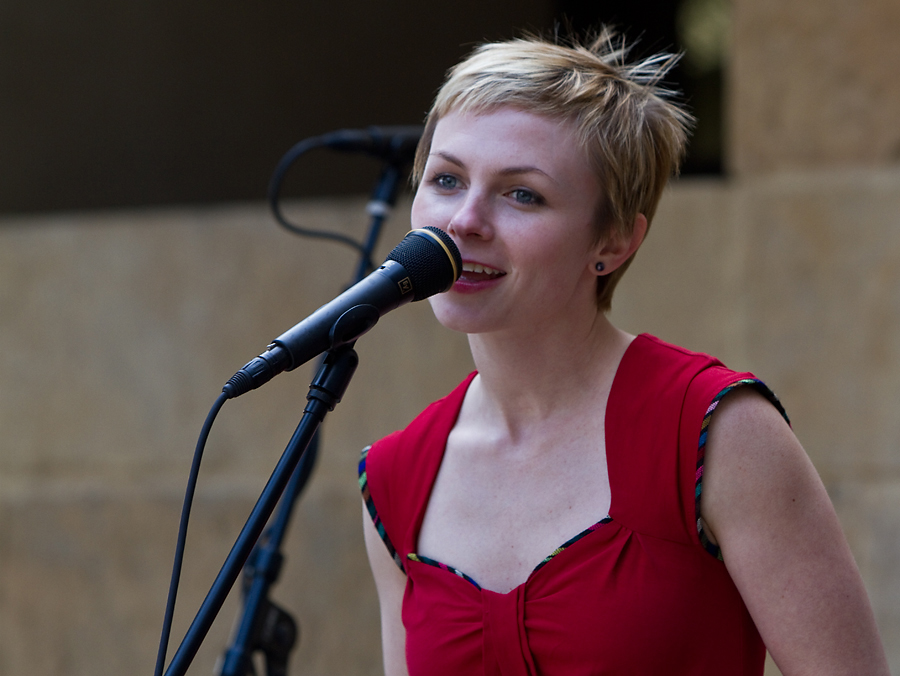 Kat Edmonson er Austins nye jazzyndling og vant jazzkategorien i Austin Music Awards i fjor. Her synger hun på blkongen på City Hall. Foto: Per Ole Hagen/NRK