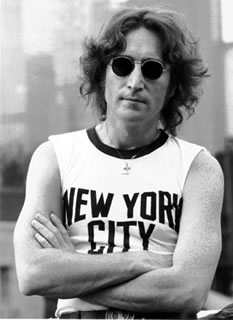 John Lennon med New York t-skjorte. © Bob Gruen, www.bobgruen.com
