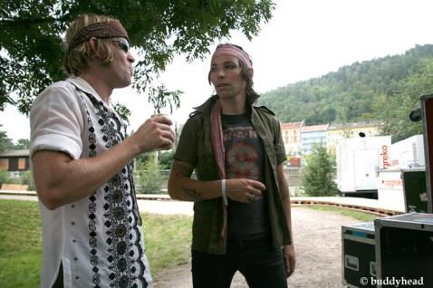 David Eugene Edwards og Emil Nicolaisen backstage på Øya i fjor. (Foto: Buddyhead)