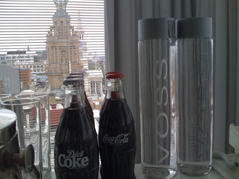 Kjempedyrt flaskevann, småflasker med Coca, og herlig utsikt. Perfekte omgivelser for en tyvlytt (foto: Torgeir Engen, NRK)