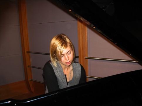Anna Ternheim vid pianot i studio K15 på NRK. Foto: Christian Finnskog/NRK P3