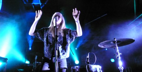 Ellie Goulding på scenen under Eurosonic (Foto: Stephan Reis, NRK)