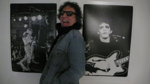 Mick Rock med to av hans mest kjente bilder; det som pryda Lou Reeds Transformer og David Bowie sammen med Mick Ronson (Foto: Amund Grepperud)