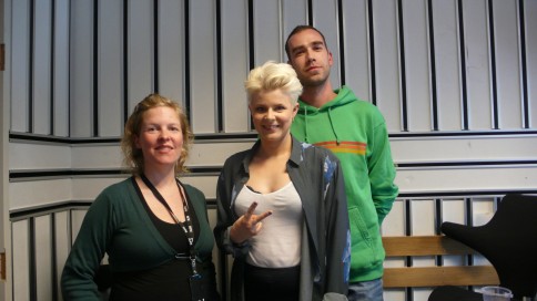 Team Lydverket og Robyn i studio (foto: NRK)