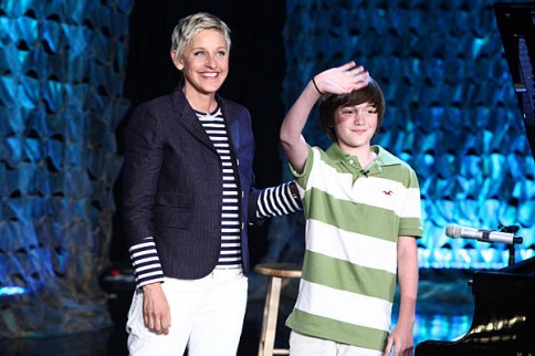 Greyson Chance og Ellen DeGeneres (foto: /Warner Bros/Michael Rozman/AP)