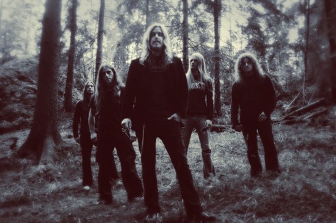 Opeth liker seg i skogen. 