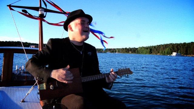 Alain Johannes på sjøen (Foto: NRK Lydverket)