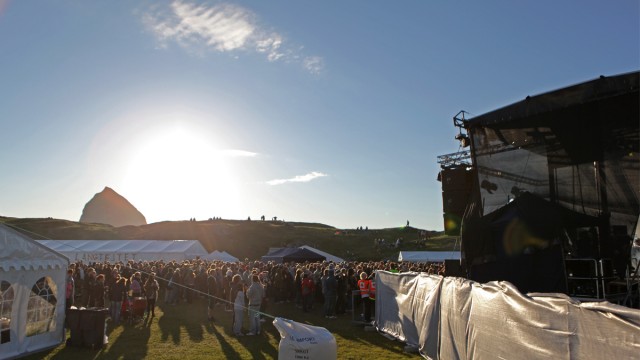 Festivalområdet på Træna (Foto: Thomas Søbstad, NRK Lydverket)