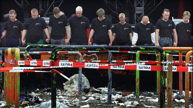 Sikkerhetsfolkene sørger etter den forferdelig ulykken på Roskilde i 2000.  (Foto: Scanpix)