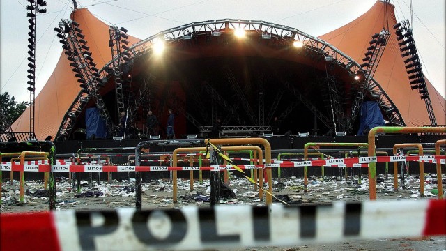 Her, foran Roskildes Orange scene, endte festivallykken tragisk for ni unge menn. (Foto: Scanpix)