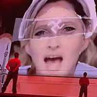 Marine Le Pen med hakekors på panna. Hentet fra Madonnas Tel Aviv-konsert. (Skjermdump, Youtube)