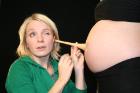 Programleder Solveig Hareide får bli med på både ultralyd og fødsel i kveldens Newton. (Foto: NRK)