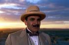 Poirot (David Suchet) besøker en utgravning i det gamle Mesopotamia, Irak. (Foto: Grenada)