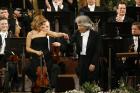 Hovedscenen: Minnekonsert for Herbert von Karajan: Seiji Ozawa og Anne Sophie Mutter i storslått minnekonsert for mesterdirigenten Herbert von Karajan. (Foto: Cmajor Entertainment)