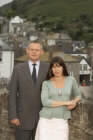 Doktor Martin (Martin Clunes) har et øye til lærerinnen Louisa (Carlonie Catz). (Foto: ITV)