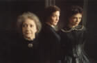 F.v. Wenche Foss, Hildegun Riise og Ane Dahl Torp spiller Henrik Ibsens hustru Suzannah i tre faser av livet. (NRK-foto: Anne Liv Ekroll)