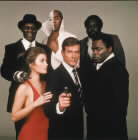 Solitaire (Jane Seymour) og James Bond (Roger Moore) omgitt av skurker