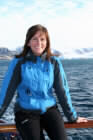 Programleder Monika Blikås tar seerne med til Svalbard. (Foto: Thomas Hellum, NRK)