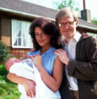 Charley og Mariettes er blitt foreldre, familien Larkins første barnebarn, og det blir derfor mye styr og stell.(Foto:Yorkshire Television)