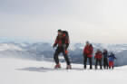 Ut i naturen: Et følge på fem på vei opp mot Saudehornet i Sunnmørsalpene (Foto: NRK)