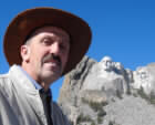 Den store bussreisen: Jens Klemetsaune og presidentene ved Rushmore, South Dakota. (Foto: NRK