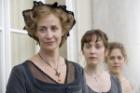 Mrs. Dashwood og døtrene blir alene da mannen dør.(Foto:BBC)