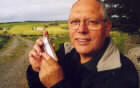 Munnspillmaker Georg Pollestad med eget instrument i kjært jær-landskap. (Foto: Sverre Krüger)