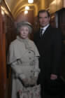 Miss Marple (Geraldine McEwan) må løse en mystisk mordgåte. Her står hun sammen med hotelleier Trevelyan (Timothy Dalton) (Foto: Granada)