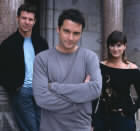 Archie (Alaistair Mackenzie) mellom halvbroren Paul (Lloyd Owen) og hustruen Lexie (Dawn Steele). (Foto: BBC)